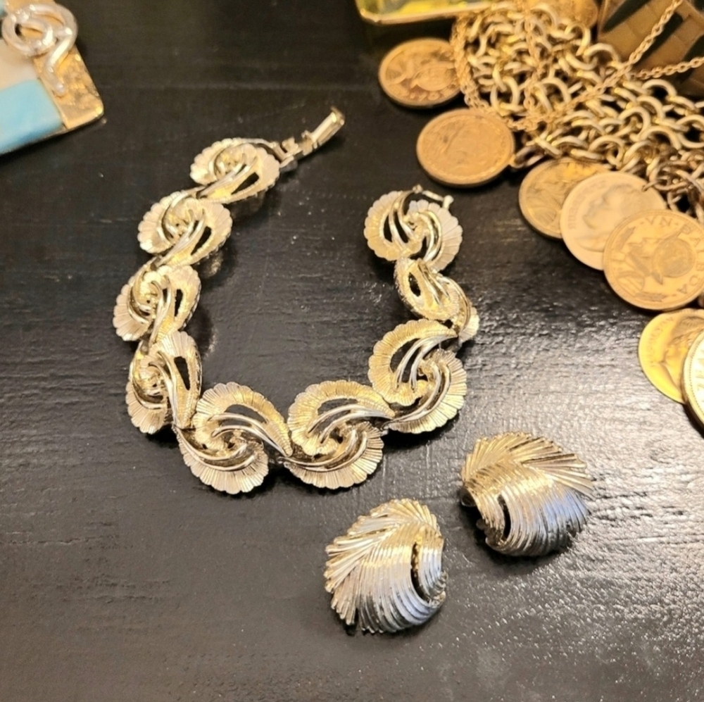 Vintage Signed 1950's Stamped Tara 5th Avenue Curved Leaf Gold Link Bracelet Set